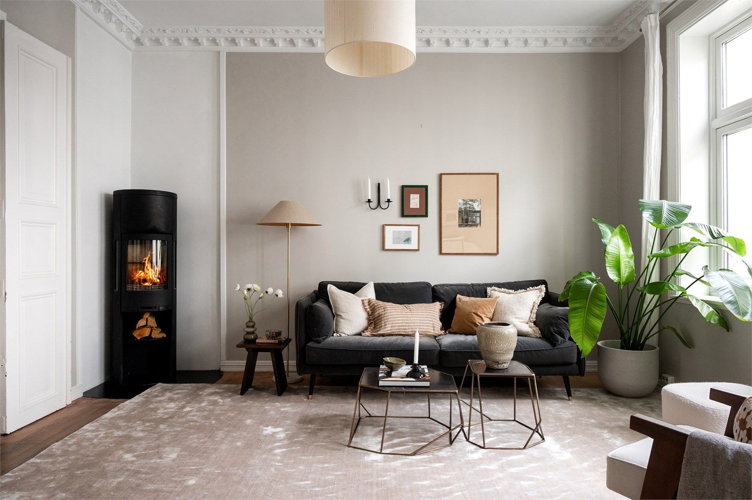 Her er det god plass til både sofagruppe, salongbord og tv-seksjon. 