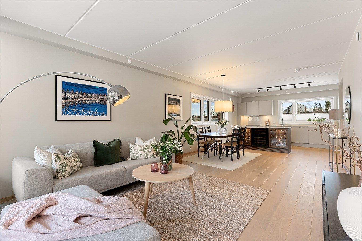 Det er gode møbleringsmuligheter med plass for sofagruppe, TV-seksjon, spisegruppe og annet passende møblement