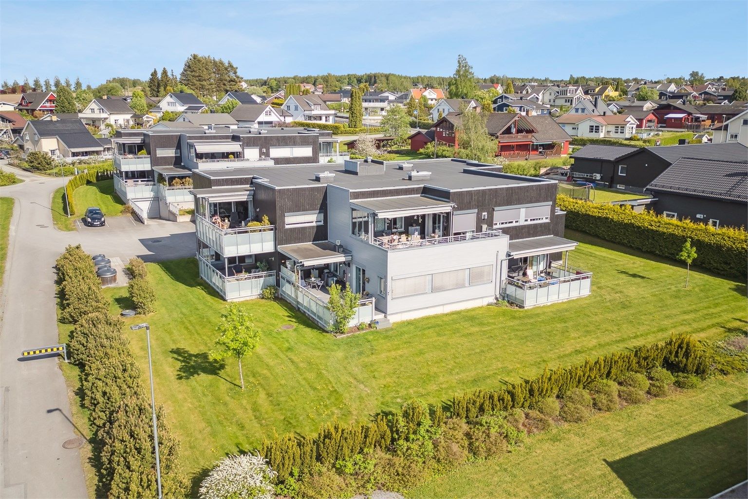 Velkommen til Lyngvegen 9! Lettstelt og lys leilighet beliggende i første etasje og har enkel adkomst via trappefri inngang.