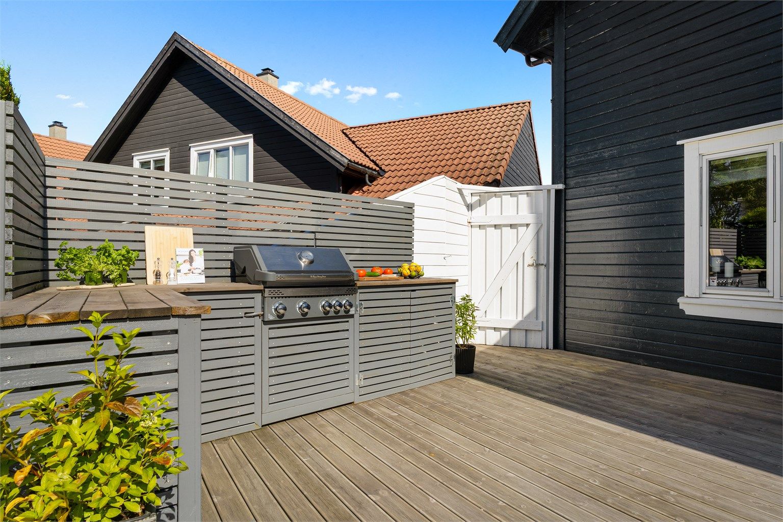 Lekkert utekjøkken på terrassen, utstyrt med gassgrill som medfølger.