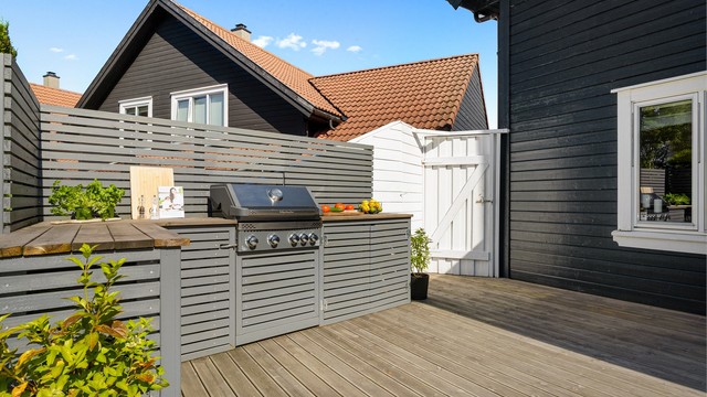 Lekkert utekjøkken på terrassen, utstyrt med gassgrill som medfølger.