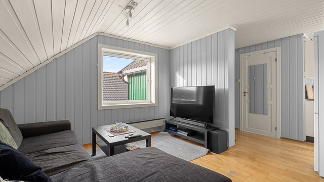 Oppholdsrommet i loftsetasjen har en lun atmosfære og gode soner for avslapning.