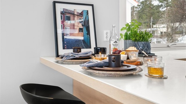 En hyggelig plass for en rask frokost eller som et sosialt samlingspunkt under matlagingen.