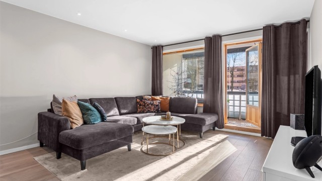 De store vinduene gir godt med lys. Her er det også utgang til sydvendt innglasset balkong.