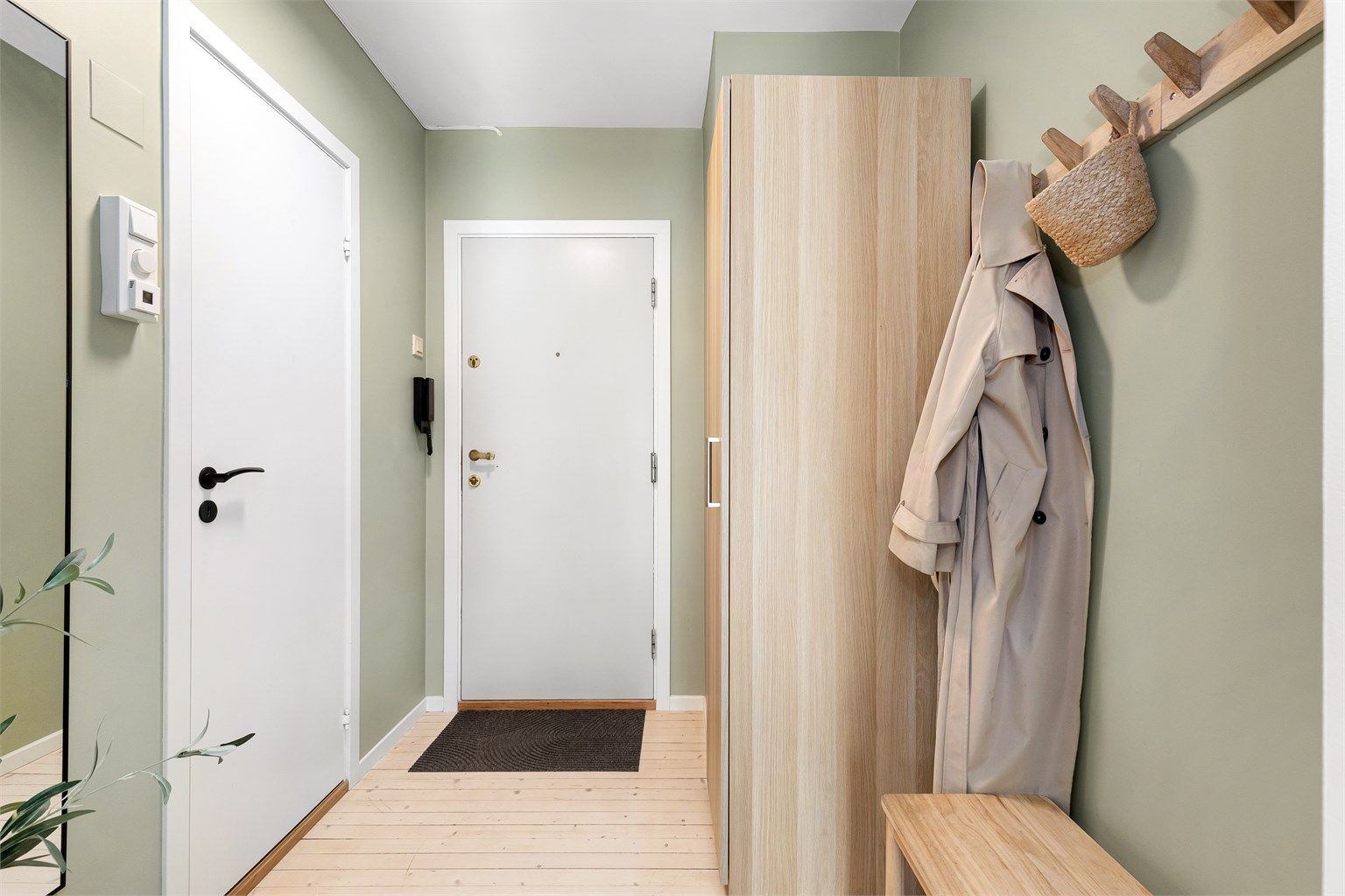 Leiligheten har en god planløsning, entréen har både garderobeskap og godt med veggplass til klesoppheng og skoskap