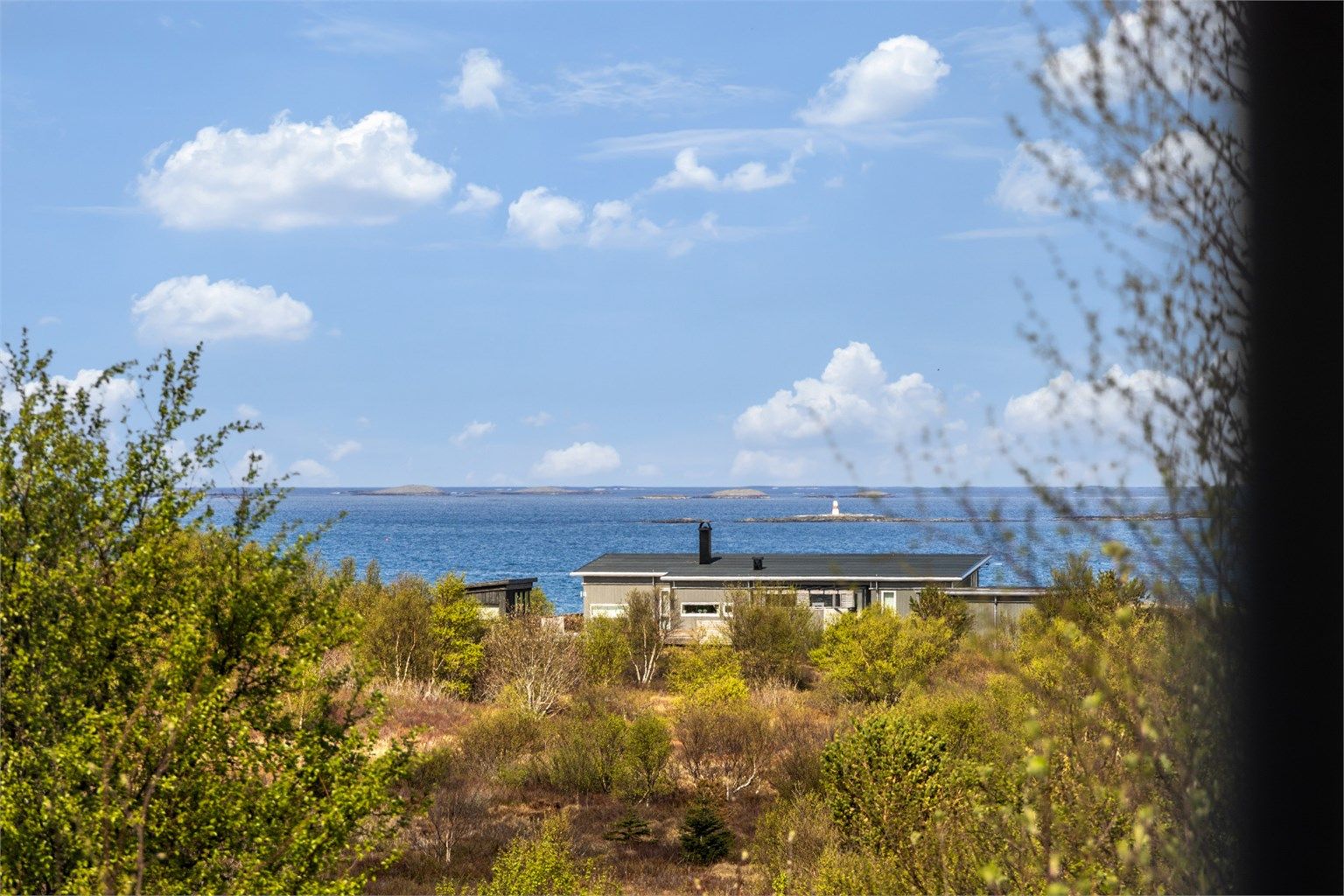 Alt i alt gir Bakkavarden 16 en fin kombinasjon av naturnær beliggenhet, gode solforhold og praktisk nærhet til nødvendige fasiliteter – et sted hvor man virkelig kan senke skuldrene og nyte livet.