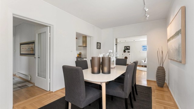 Spisestuen fungerer som et naturlig bindeledd mellom stuen og kjøkkenet.