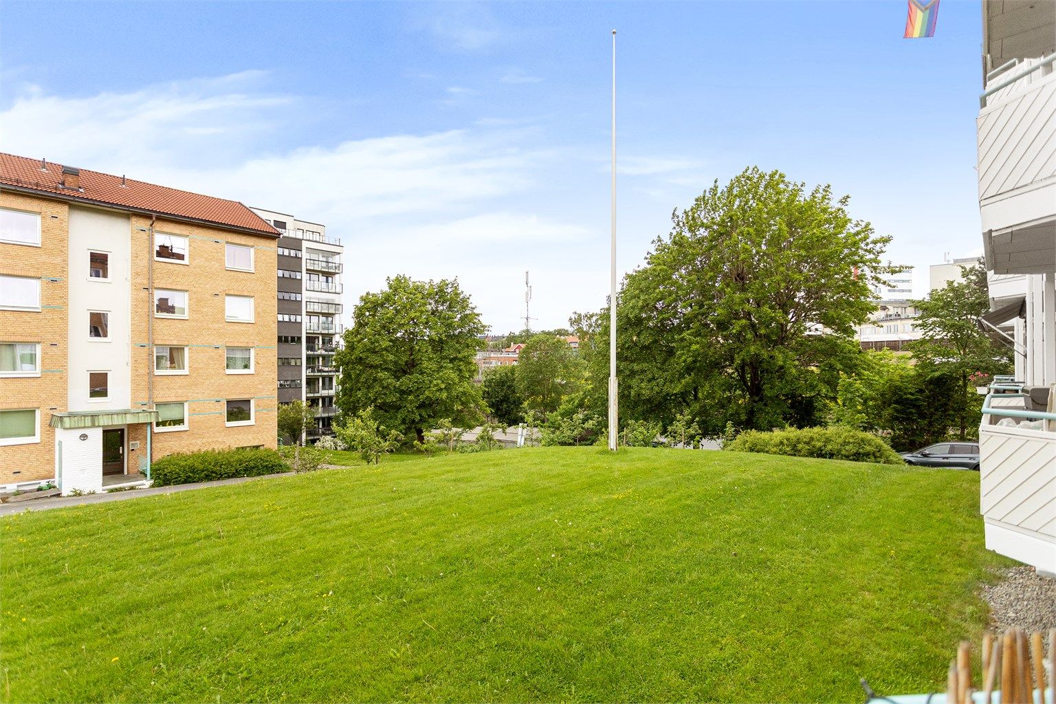 De velholdte fellesområdene innbyr til lek, avslapning og hyggelige stunder utendørs.