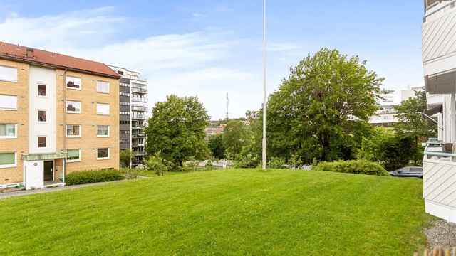 De velholdte fellesområdene innbyr til lek, avslapning og hyggelige stunder utendørs.