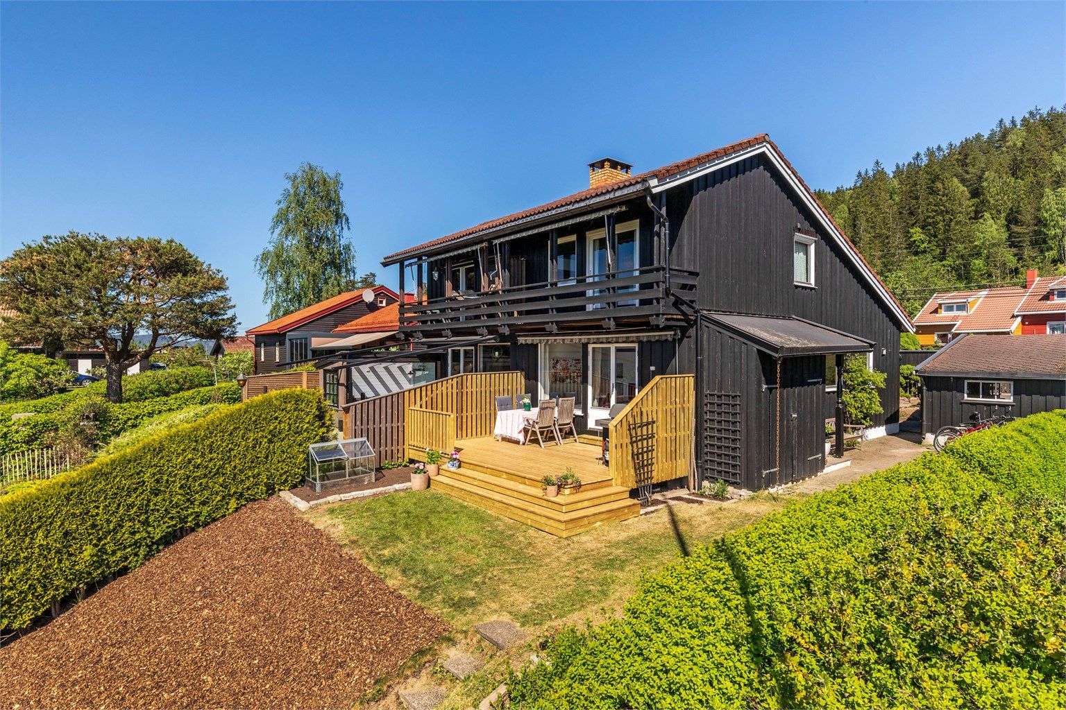  Det er nylig anlagt ny pyntemur i naturstein i hagen og skråningen er belagt med bark. Her er det mange muligheter for den som er glad i hage