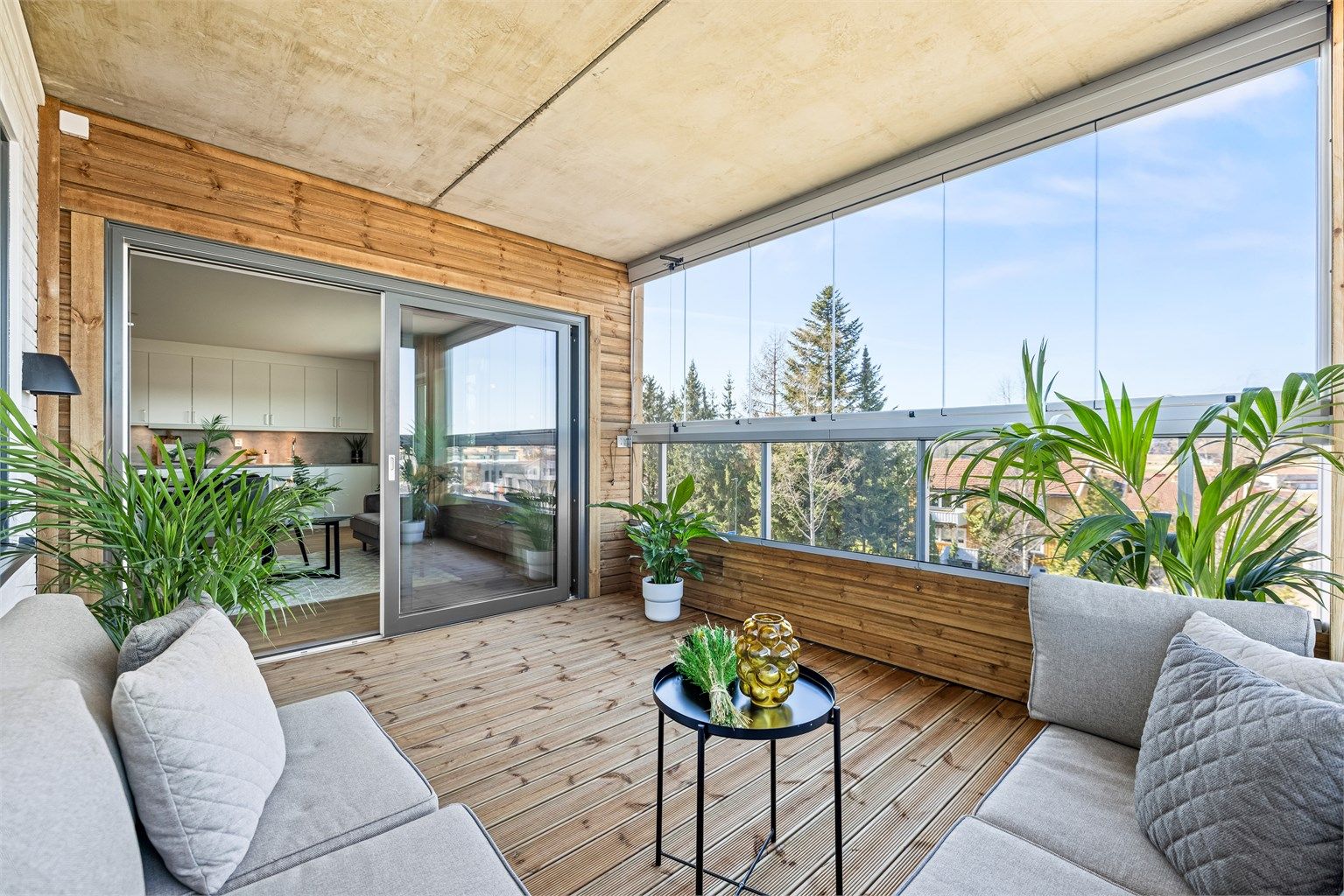 Den store, innglassede balkongen fungerer som et ekstra oppholdsrom store deler av året, med god plass til en romslig loungegruppe.