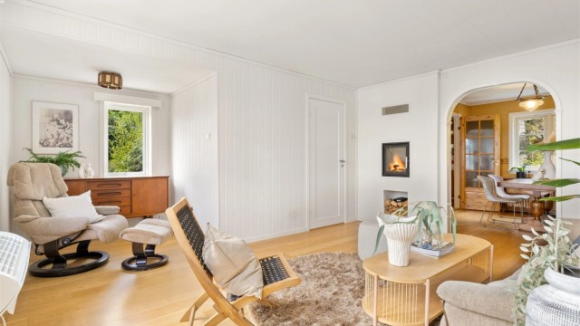 Peisen er fra 2011 og sørger for varme og hygge på kalde dager.