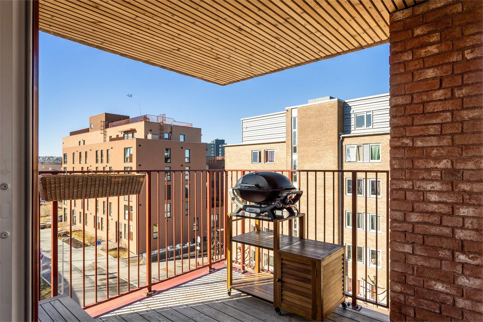 Her er det god plass til utemøblement som både sittegruppe og grill. På årets varme dager fungerer balkongen naturligvis godt som en forlengelse av stuen. 