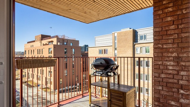 Her er det god plass til utemøblement som både sittegruppe og grill. På årets varme dager fungerer balkongen naturligvis godt som en forlengelse av stuen.