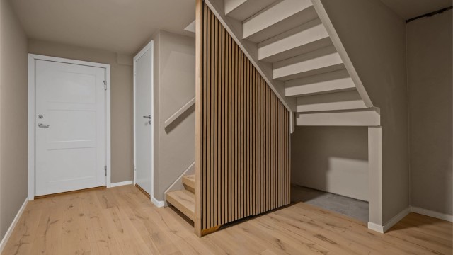 Her finner du husets trapperom, vaskerom, bod og branndør mot hybeldel.
