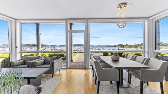 Grooseveien 120 - Lekker stue med med en hel vindusvegg som vender mot sjøen og fyller rommet med lys og luft.