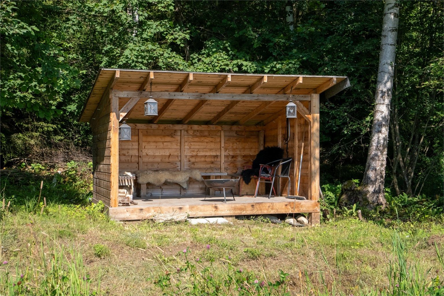 Gapahuk plassert i skogkanten 