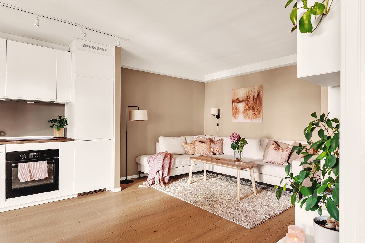 Det er åpen stue- kjøkkenløsning som setter et sosialt preg på leiligheten. 