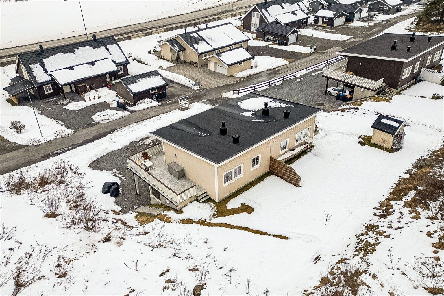 Beliggenheten oppleves landlig og naturnær, samtidig som man har kort vei til nødvendige servicetilbud i hverdagen.