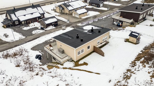 Beliggenheten oppleves landlig og naturnær, samtidig som man har kort vei til nødvendige servicetilbud i hverdagen.