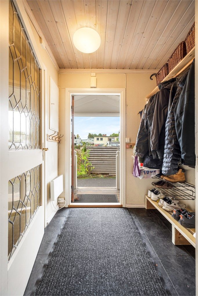 Entré med plass til yttertøy og adkomst videre inn i boligen.