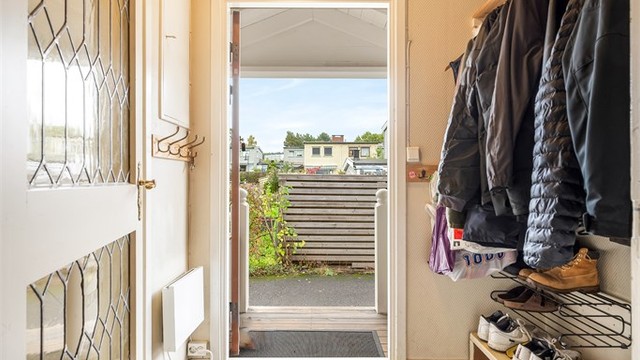 Entré med plass til yttertøy og adkomst videre inn i boligen.