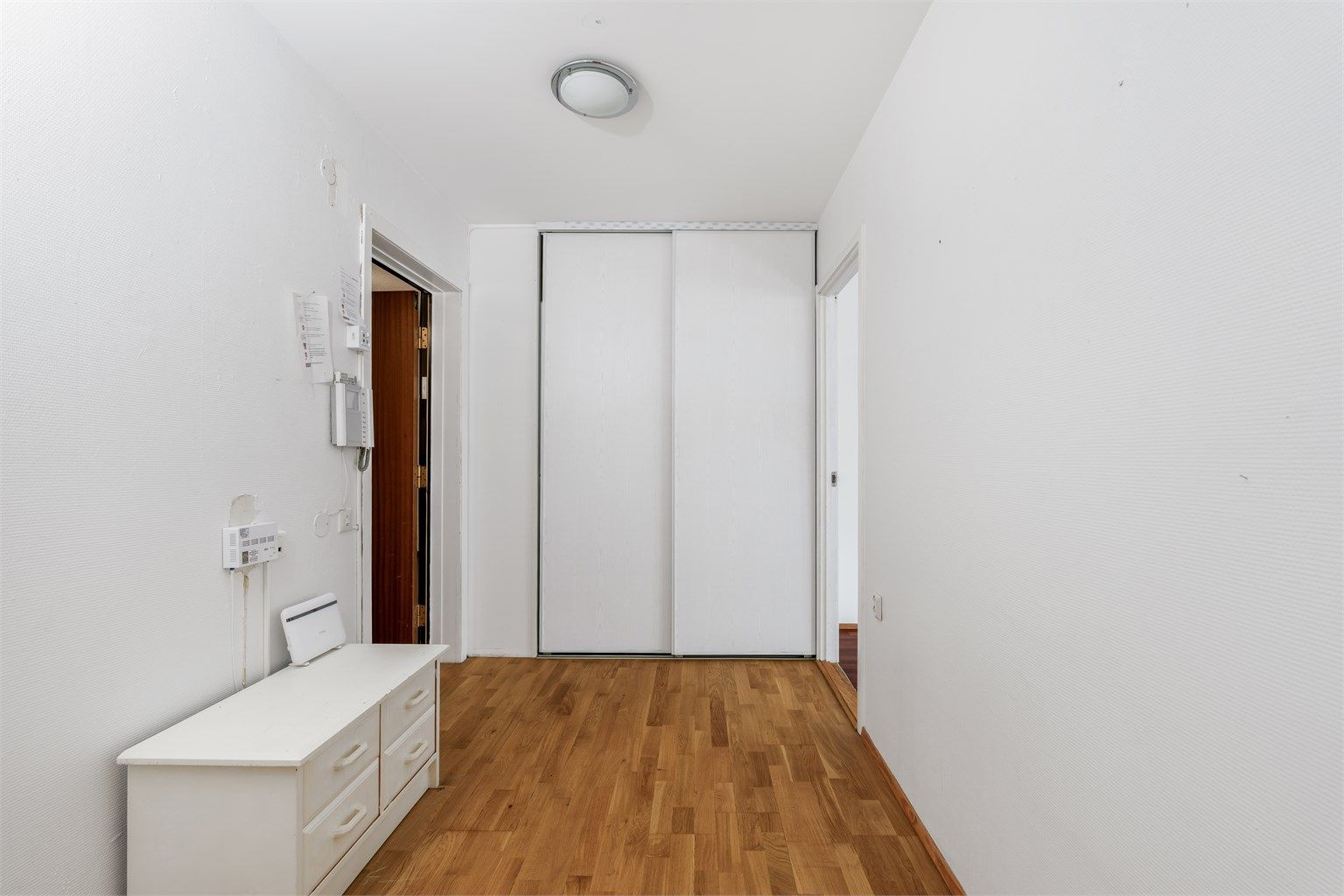 Skyvedørsgarderobe i gangen gir gode oppbevaringsmuligheter.