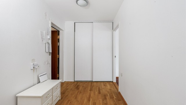 Skyvedørsgarderobe i gangen gir gode oppbevaringsmuligheter.