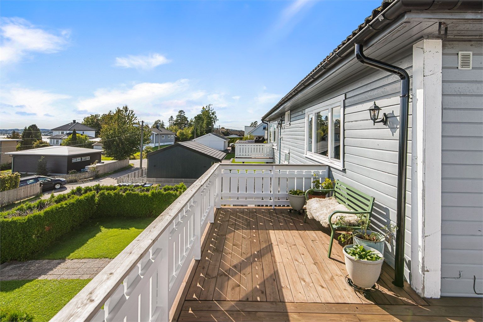 Impregnert tredekke med nye terrassebord lagt i 2023.