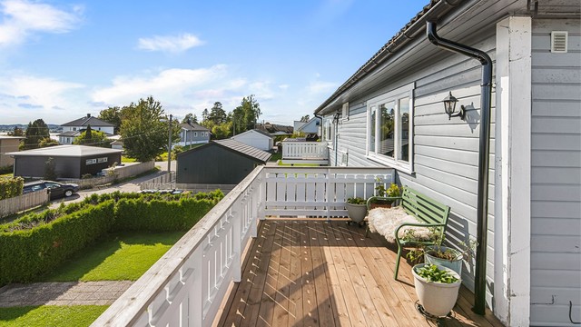 Impregnert tredekke med nye terrassebord lagt i 2023.