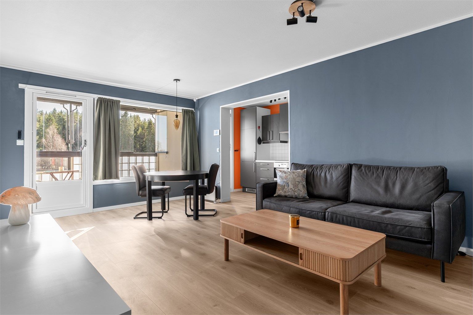 Velkommen til Sverre Iversens Vei 15! En lys og arealeffektiv 2-roms leilighet med umiddelbar nærhet til Lillomarka. Foto: Fredrik v. Fotostallen.