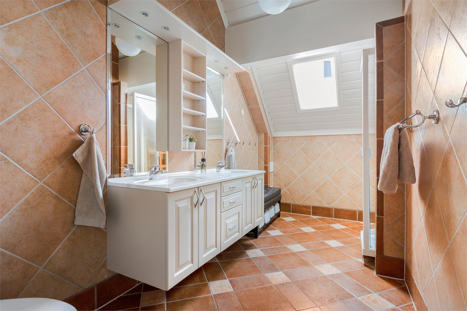 Badet i 2. etasje er romslig og har innredning med to servanter.