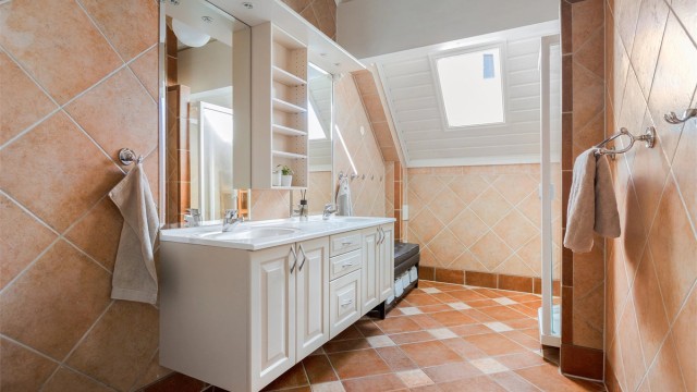 Badet i 2. etasje er romslig og har innredning med to servanter.