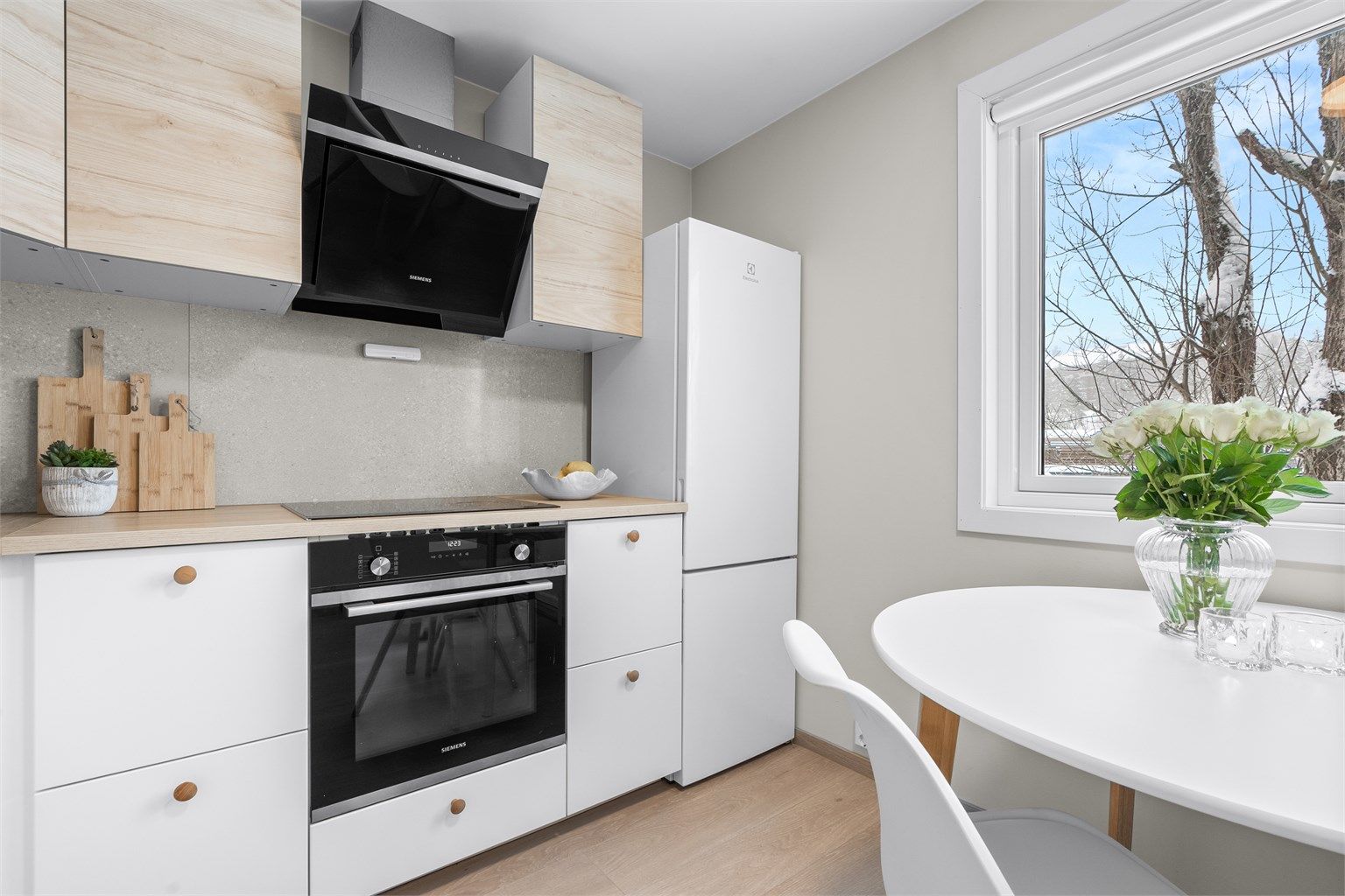 Kjøkken - hvitevarer som følger; Integrert oppvaskmaskin, stekeovn og induksjonstopp - frittstående kjøleskap med frysedel medfølger også