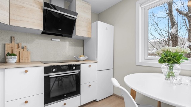 Kjøkken - hvitevarer som følger; Integrert oppvaskmaskin, stekeovn og induksjonstopp - frittstående kjøleskap med frysedel medfølger også