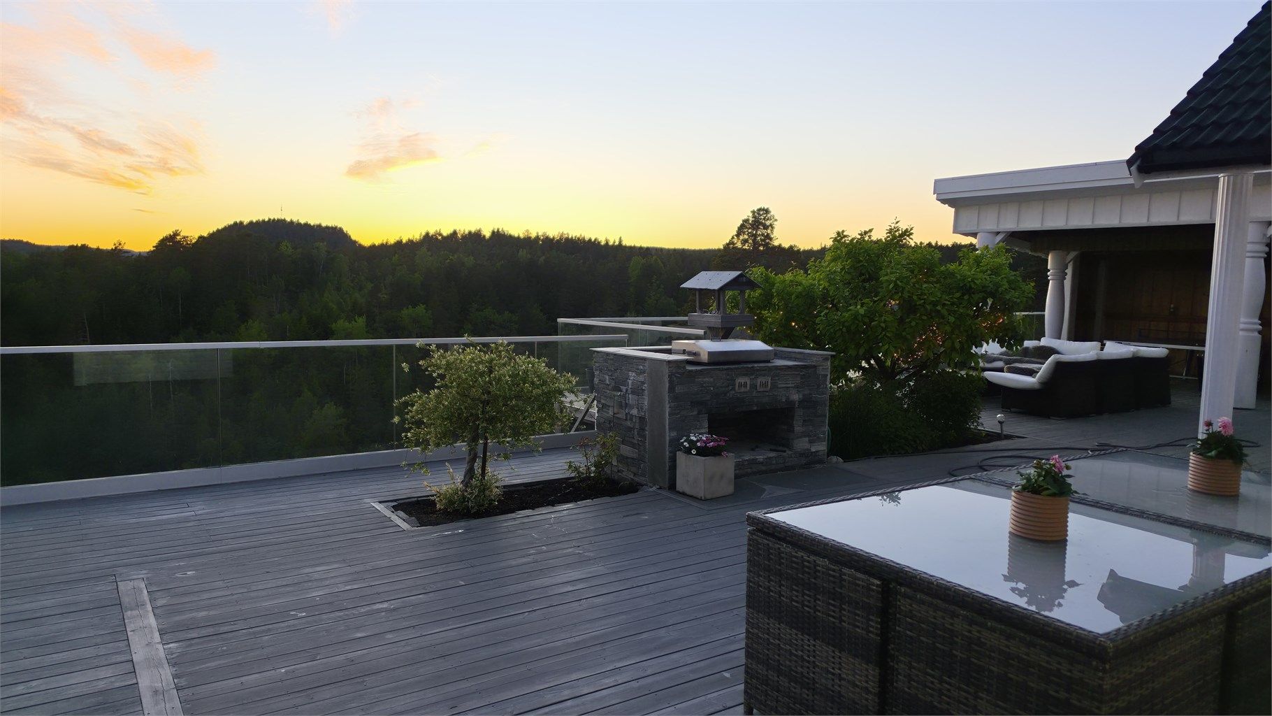 Uteplassen er et samlingspunkt fra tidlig morgen til sen kveld. Det er flotte lys fra morgen til kveld.