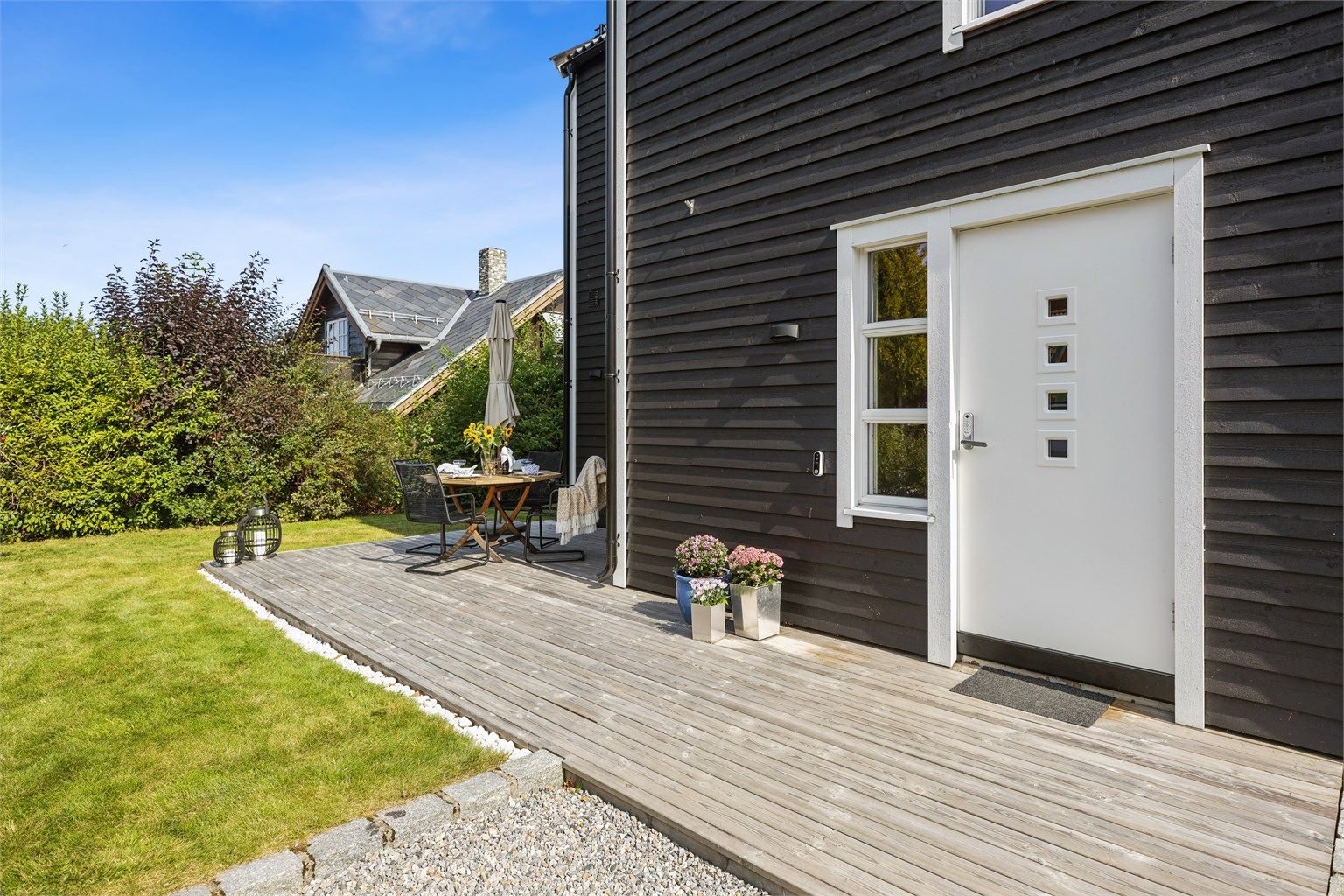 Ved inngangspartiet har du en veldig fin uteplass mot vest, hvor du kan nyte lange sommerdager i solen.