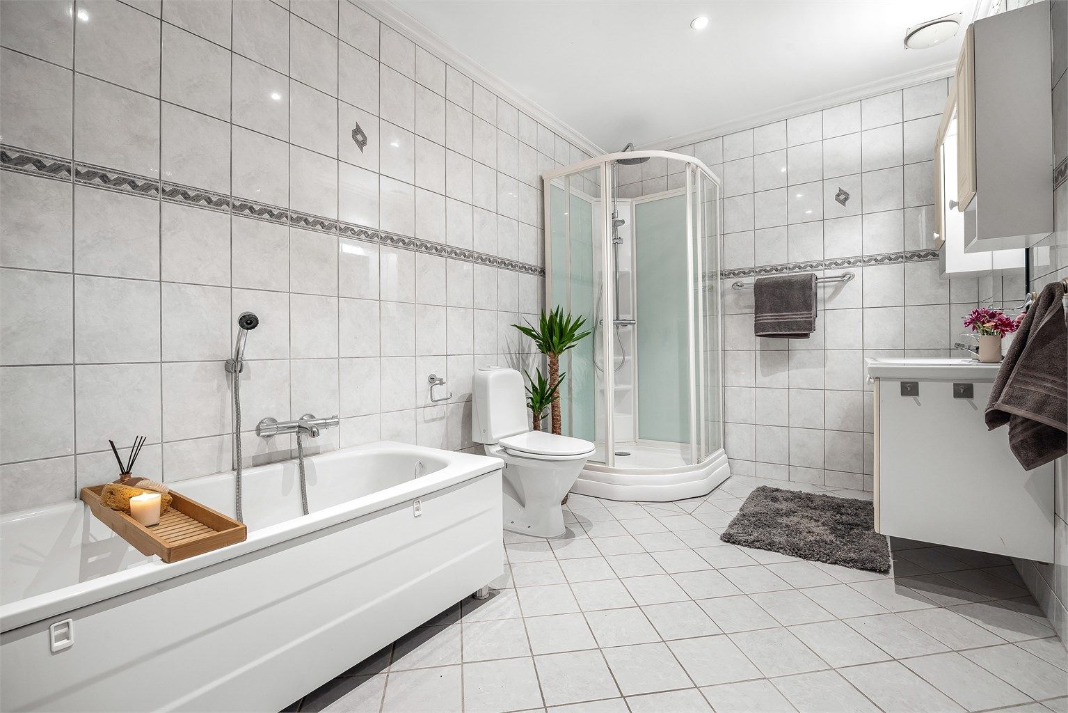 Hovedbadet i underetasjen er helfliset og utstyrt med både badekar og dusjkabinett, samt gulvvarme.