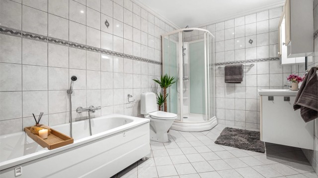 Hovedbadet i underetasjen er helfliset og utstyrt med både badekar og dusjkabinett, samt gulvvarme.