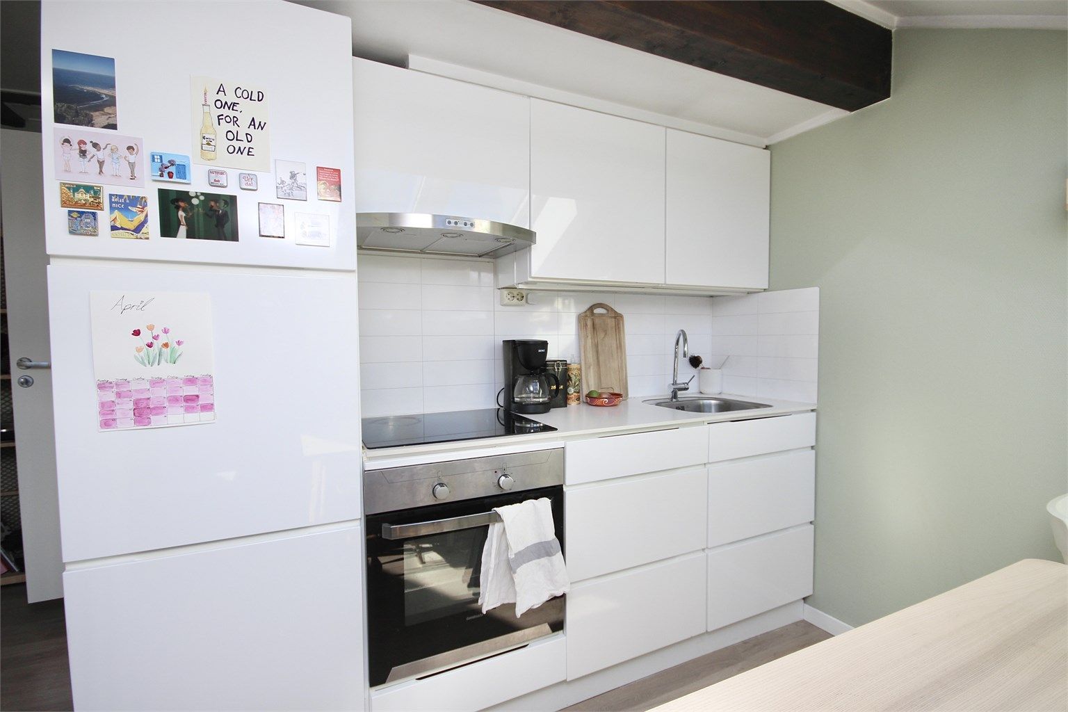 Moderne Kvik-kjøkken med integrerte hvitevarer.