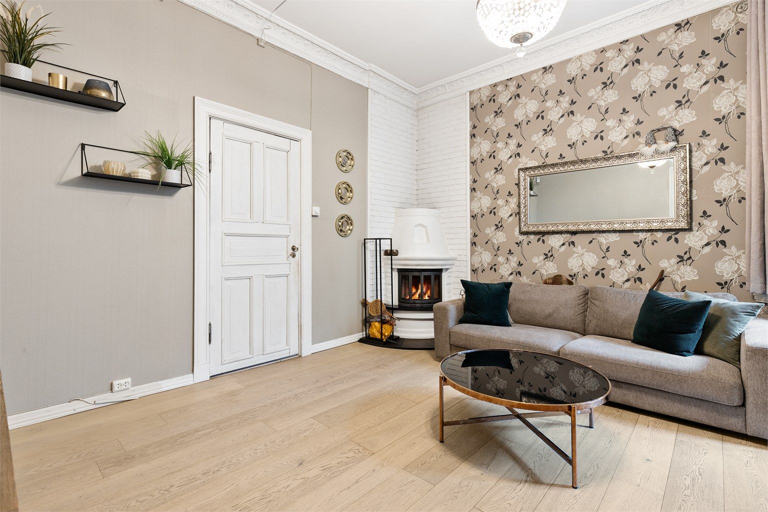 Stuen er et sosialt og sentralt rom med flere møbleringsmuligheter.