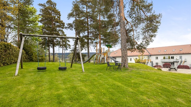 Sameiet har opparbeidede fellesarealer med blant annet lekeplass.