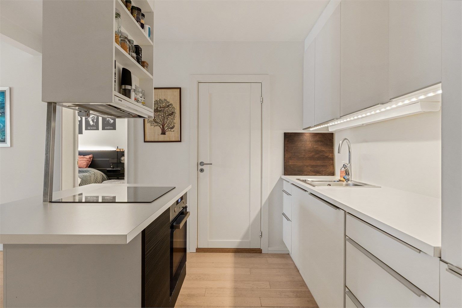 Praktisk øy for matlaging som også skaper et fint skille mot spisestuen