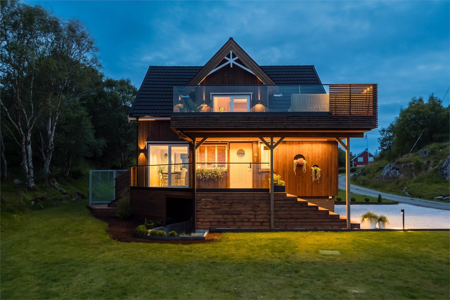 Stor og vesentlig oppgradert eiendom som fremstår i god stand og med en god planløsning.