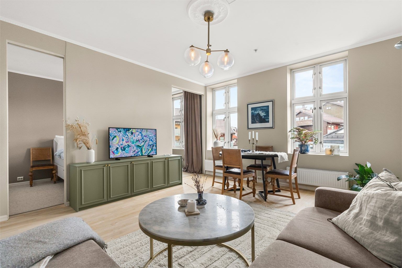 En lekker og gjennomgående 3-roms selveier med vestvendt balkong i rolige omgivelser på Grünerløkka.