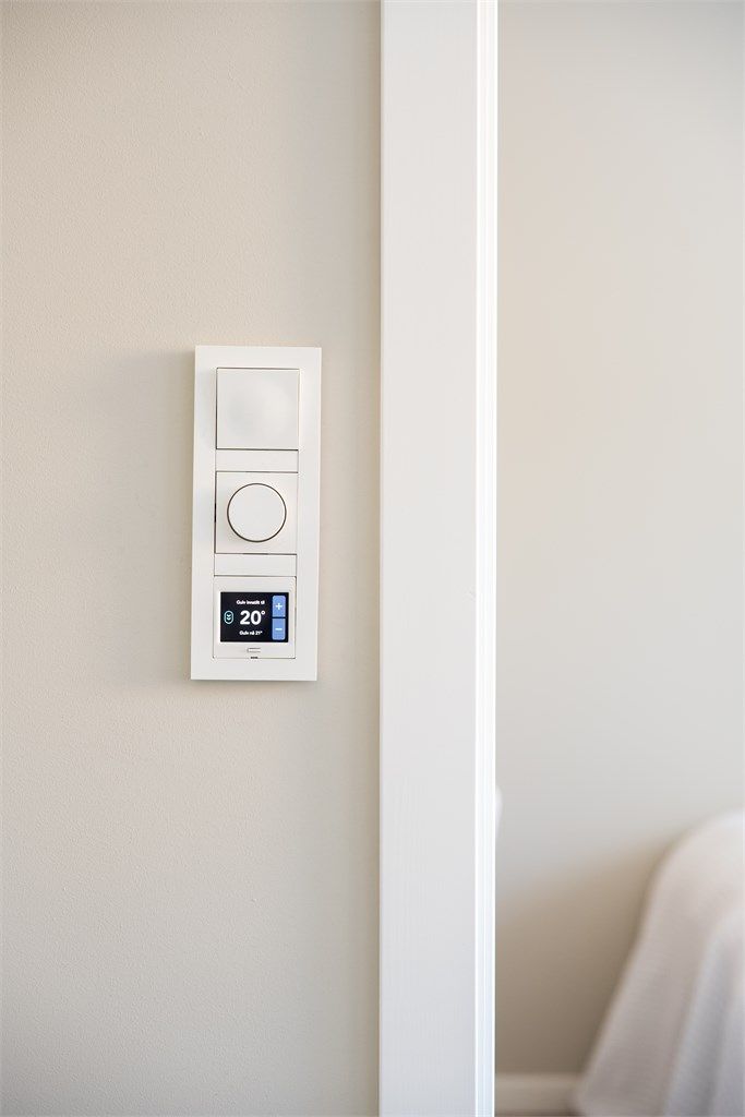 Termostat for gulvvarmen, som kan styres sentralt via smarthjem-systemet.