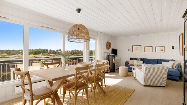 Hytta har en praktisk og effektiv planløsning. Stuen er lys og åpen, med store vindusflater vendt mot vest og sjøen.