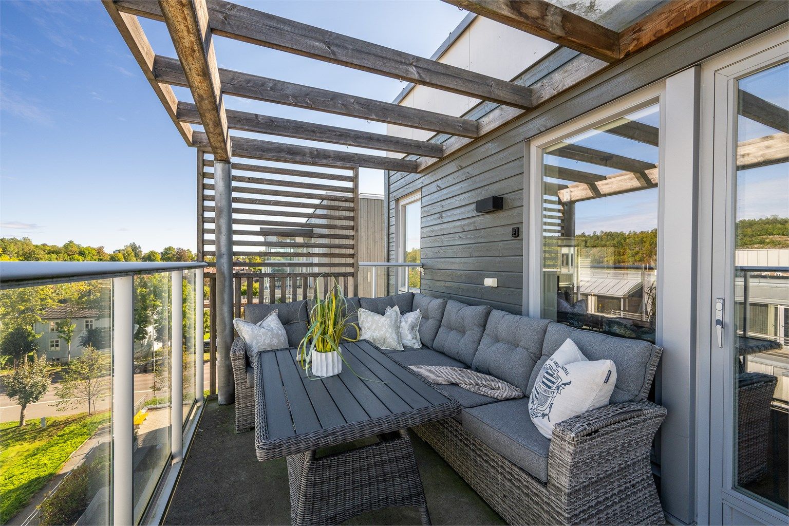Den private balkongen har overbygget pergola og god plass til utemøbler.