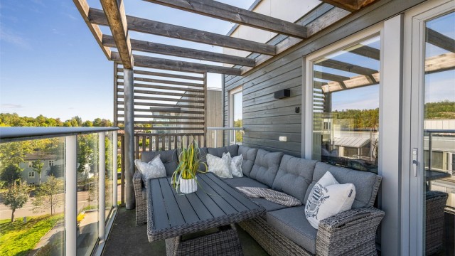 Den private balkongen har overbygget pergola og god plass til utemøbler.