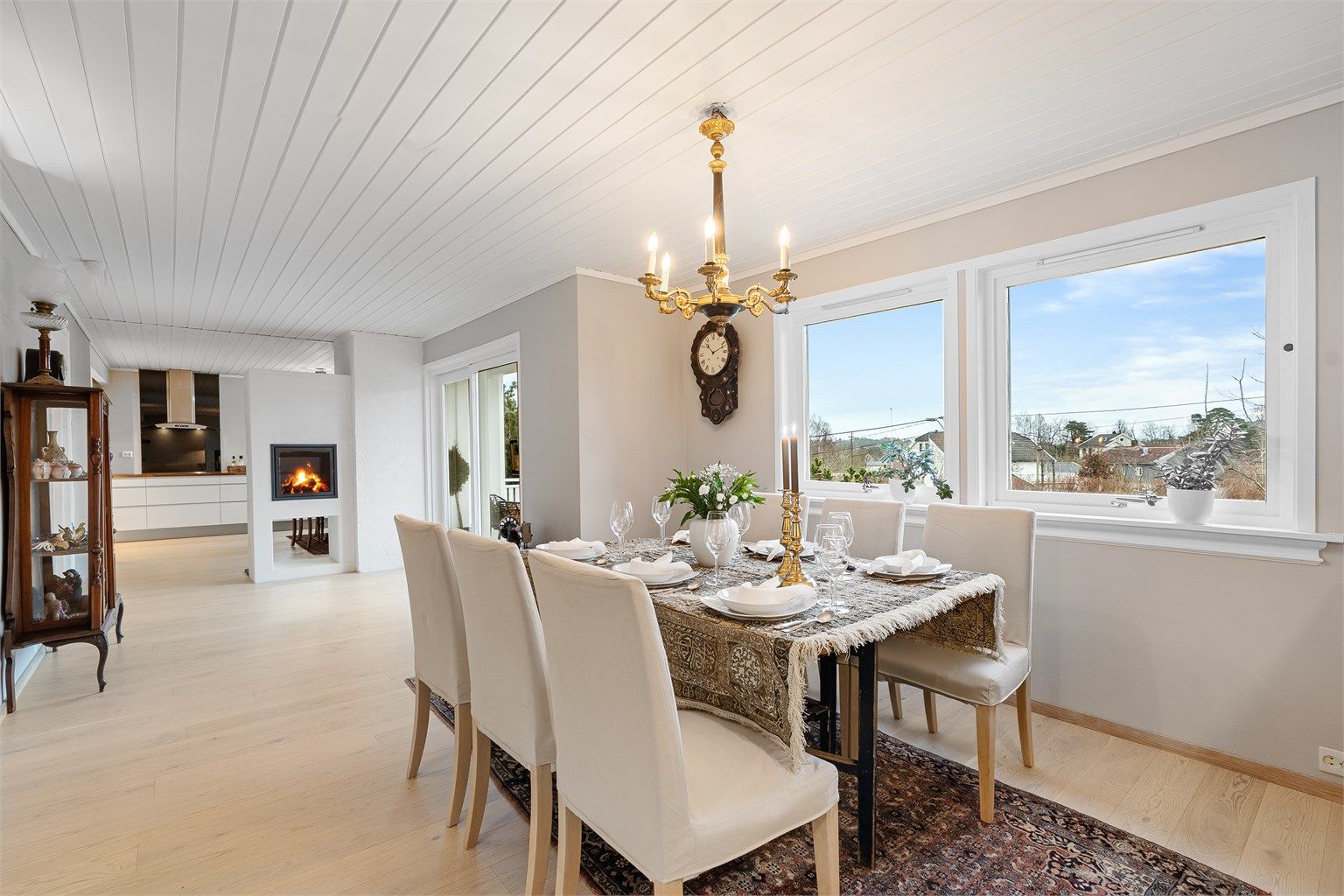 Det er en-stavs parkett på gulv samt lyse overflater. 